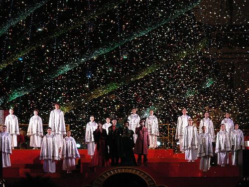 日本一のクリスマスツリーの下で、世界的なソリストが歌い上げるロマンティックなシンギングショー